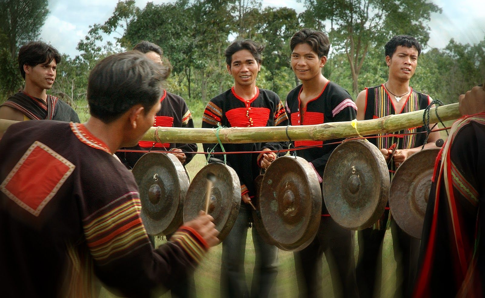 https://local-life-files.s3.us-east-1.amazonaws.com/1756438688556-van-hoa-cong-chieng-tay-nguyen2.jpg